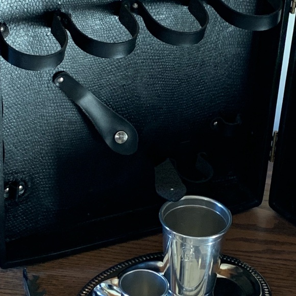 TRAV-L-BAR In Suitcase For Four Guests in Silver With Serving Tray, Bar Utensils - Picture 5 of 17